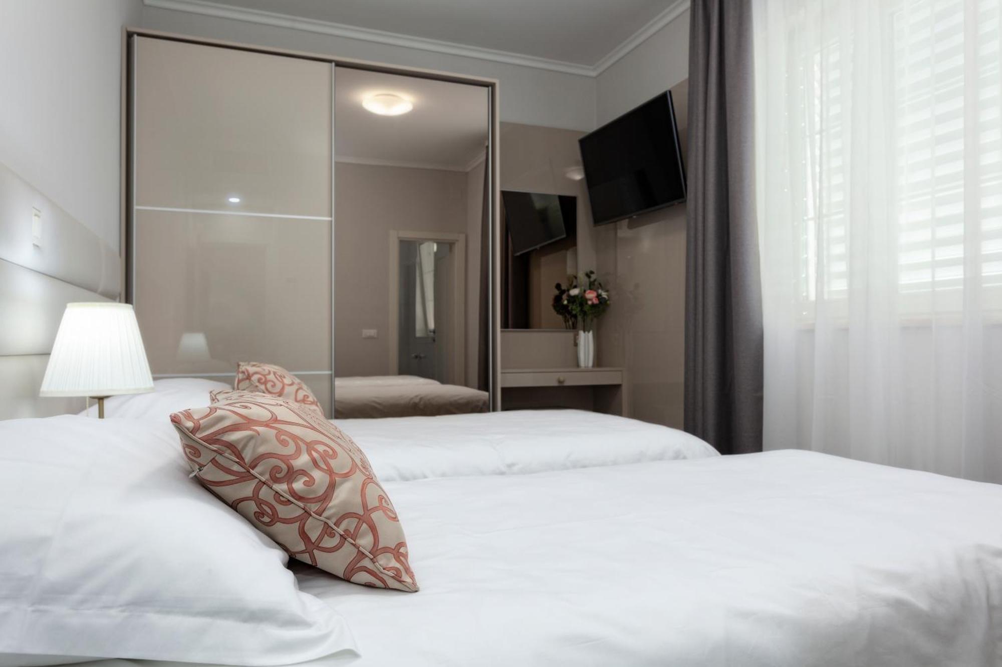 Deluxe Apartments Vila Carissa Малинска Стая снимка
